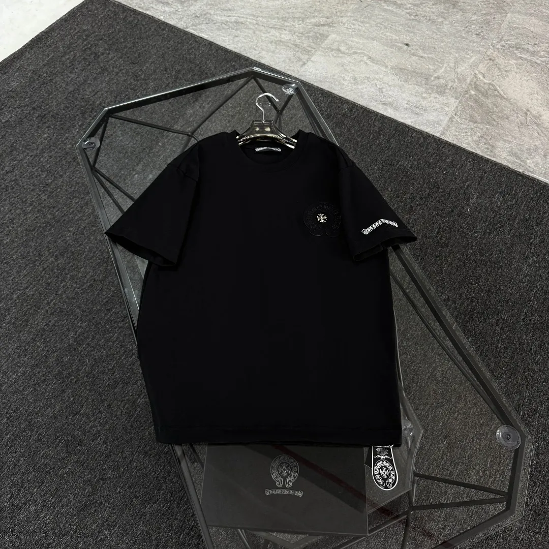 P180 Chrome Hearts Chrome Hearts 25 high version. The fabric is made of 300g high-density pure cotton. It does not deform or shrink. It has three labels. It is the same style for men and women. Technology: patch embroidery + original development hardware. Color: white, black, pink. SIZE: S-XL